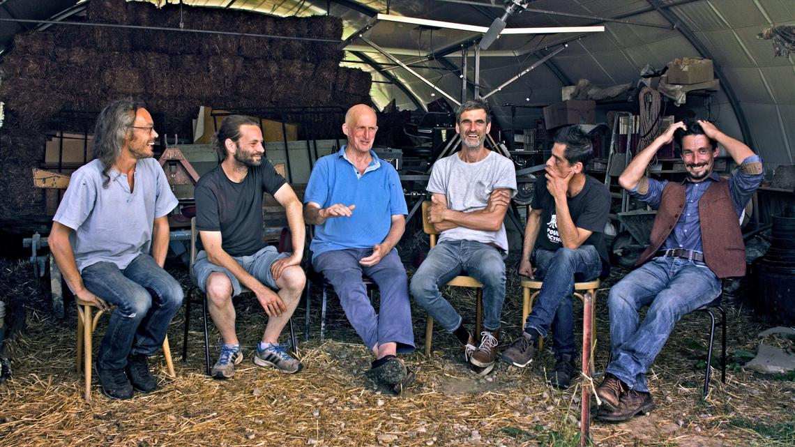 L’Atelier Paysan es una cooperativa francesa de autoconstrucción de equipos agrícolas, un proyecto tecnológico, político y económico que lucha por la autonomía campesina y alimentaria. Desarrollan máquinas y herramientas, intercambian conocimientos, distribuyen planos de construcción bajo licencia libre y realizan talleres y cursos de capacitación para el empoderamiento del campesinado agroecológico francés, formando a centenares de personas cada año.   Tras muchos años de lucha han llegado a la conclusión de que la única manera de proseguir es eliminar completamente el complejo agroindustrial, proponiendo además la creación de una Seguridad Social Alimentaria. Una apuesta por la agricultura militante y de pequeña escala que reflejaron en su ensayo colectivo 